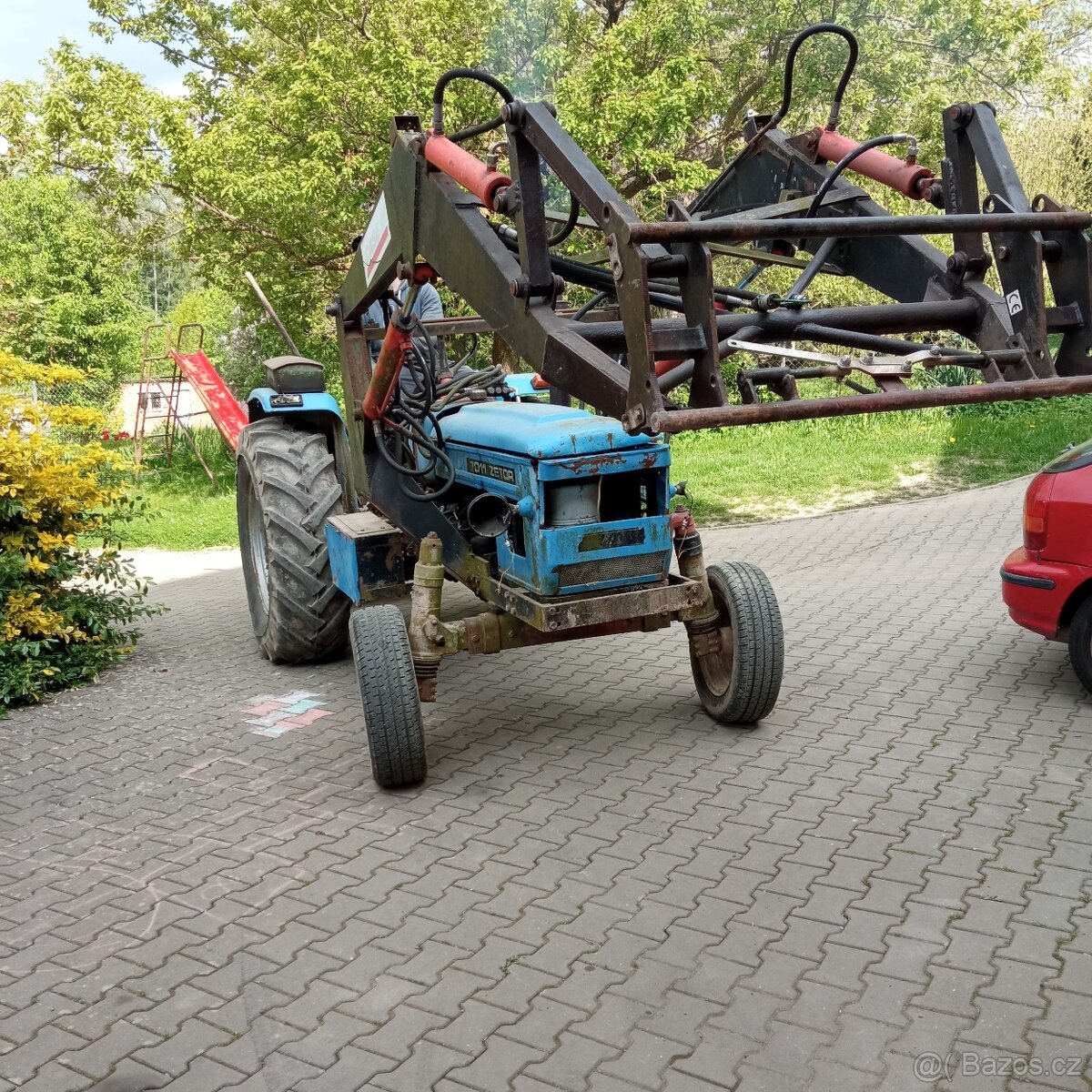 Traktor s čelním nakladačem
