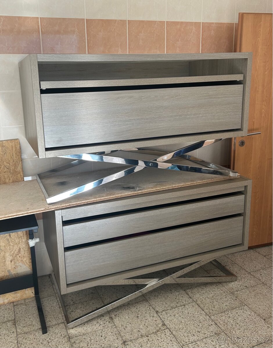 Prodám 2 komody Výborný stav, jako nová.