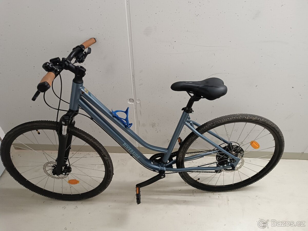 Trekingové kolo Decathlon Riverside 500 – nízký rám, tmavě m
