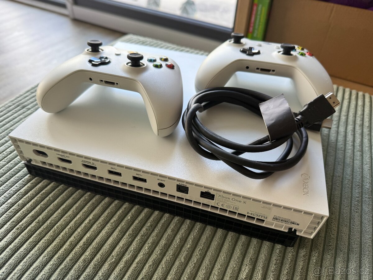 Xbox One X 1TB + 2 ovladače