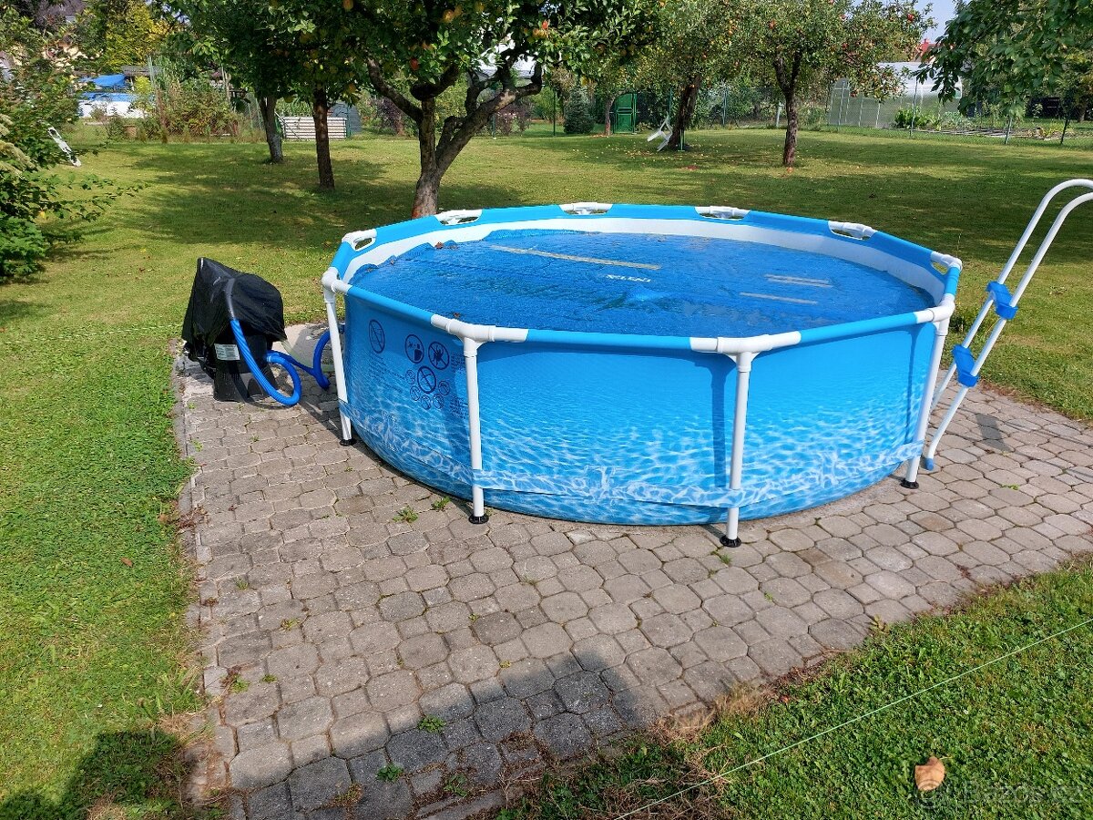 Schůdky k bazénu