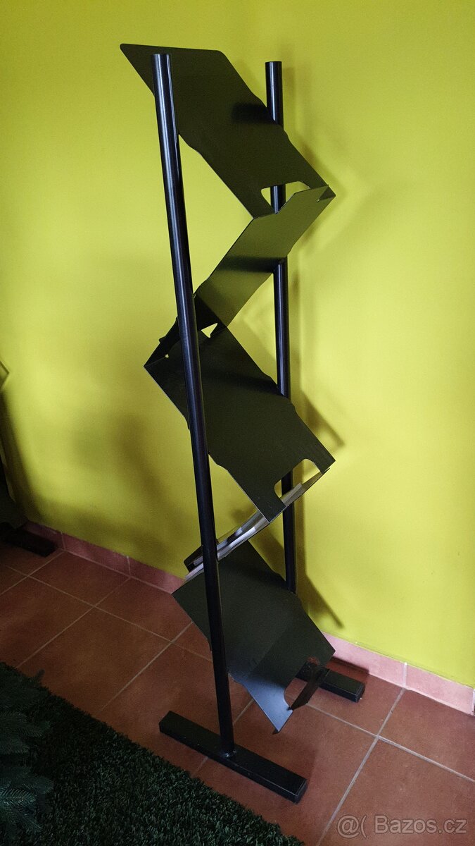 Vybavení prodejny (stojany, drátěné koše, ramínka)