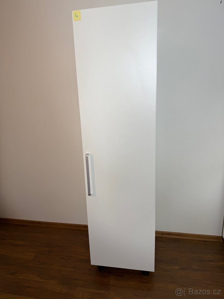Šatní skříň s regály 53,5x60x200