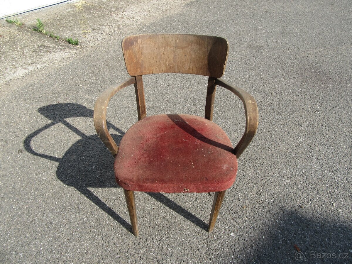 Nabízím starožitne designove polokřeslo Thonet. Na renovaci.