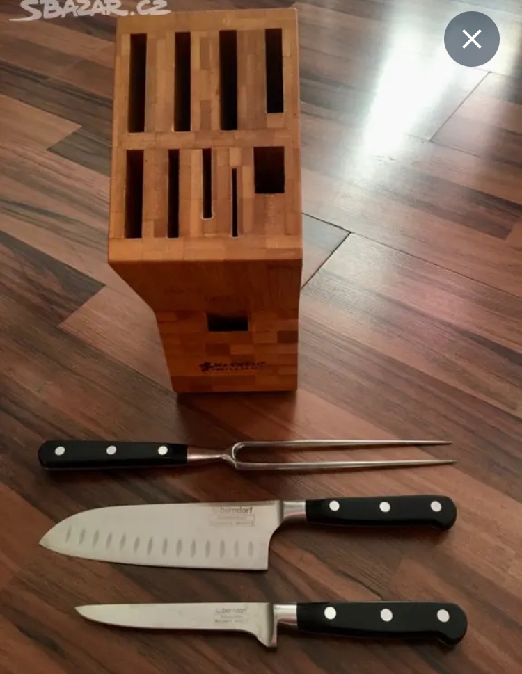 Blok na nože s noži a vidlicí na maso