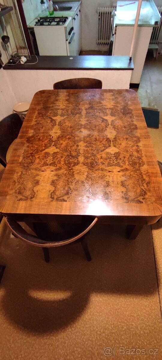 Jídelní stůl