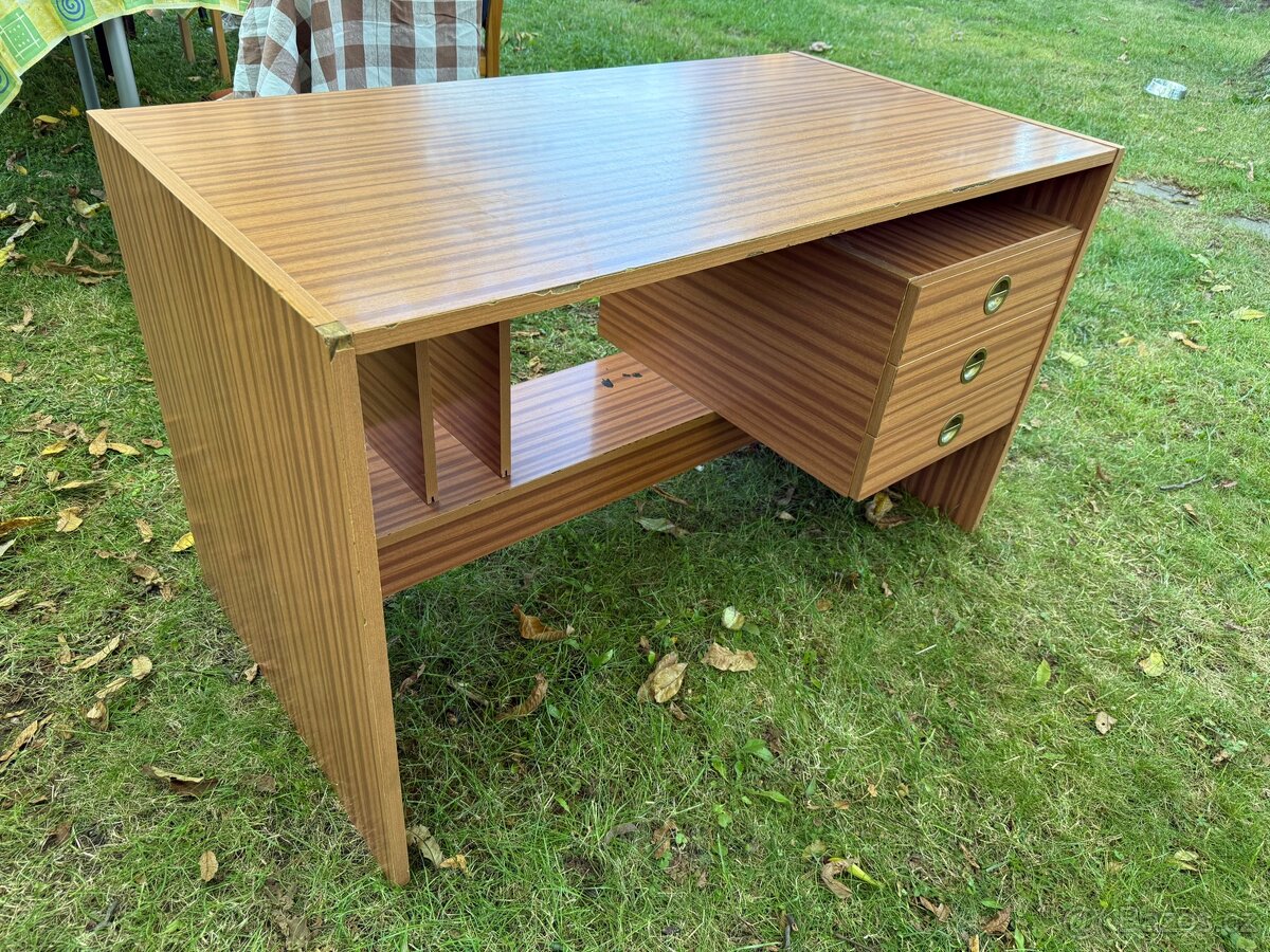 Kancelářský stůl se šuplíky