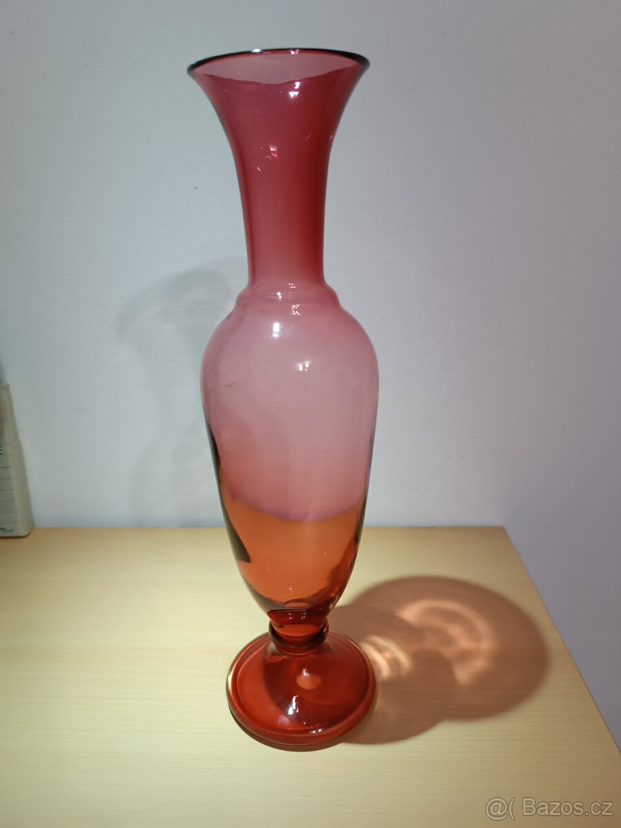 Stará váza AMFORA -rubínové sklo