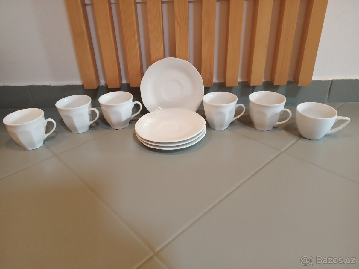 Sada bílého porcelánu na kávu