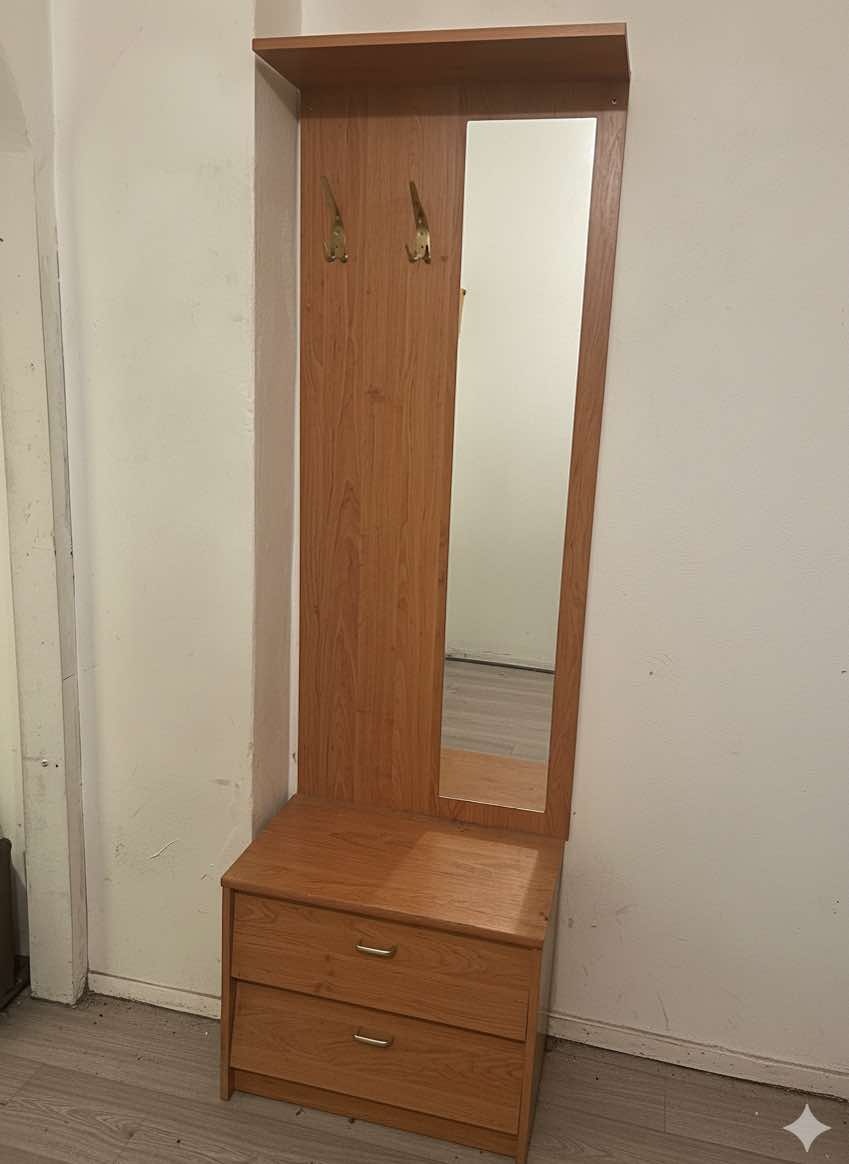 Menší botník se zrcadlem