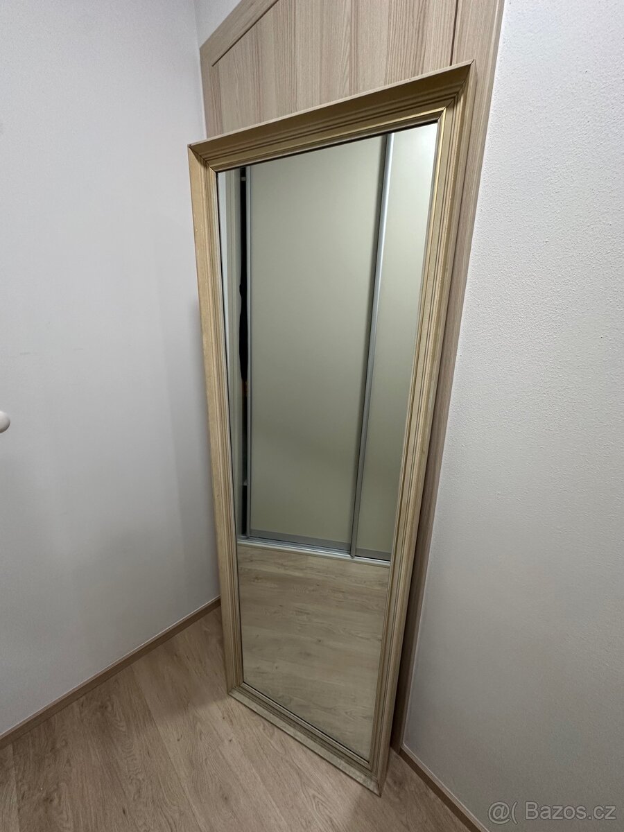 Elegantní vintage zrcadlo v masivním dřevěném rámu