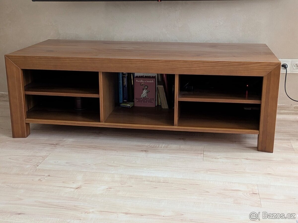 televizní stolek z masívu