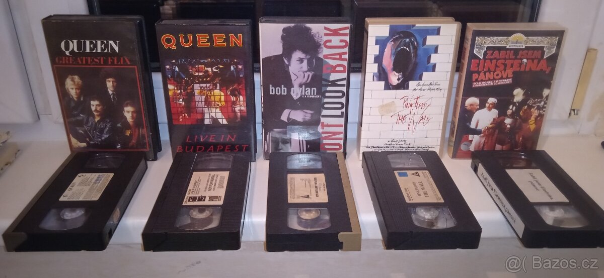 VHS videokazety a nějaká DVD