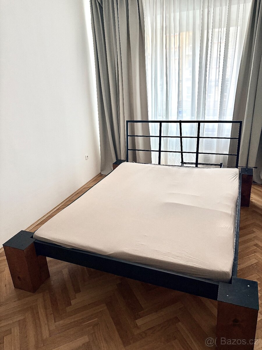 Industriální masivní postel