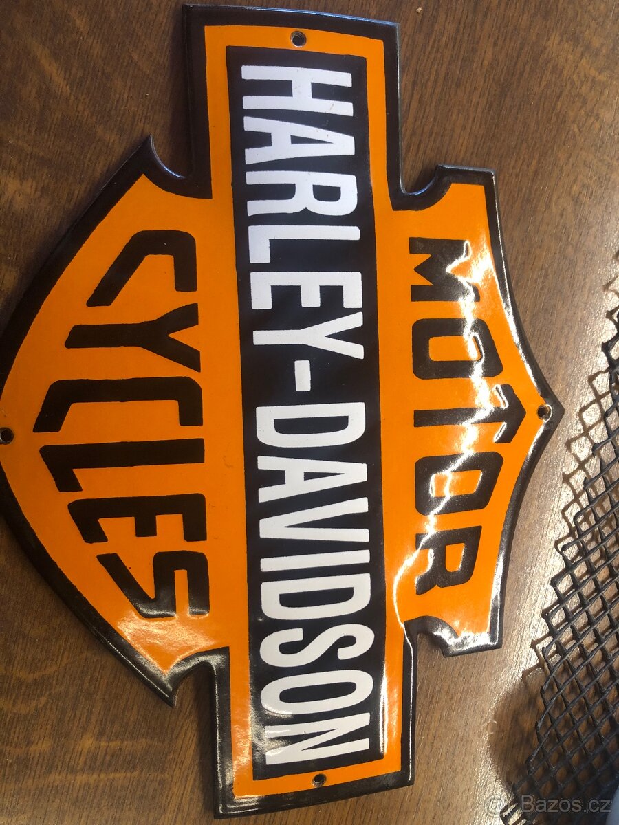 Staré plechovky, značky a cedule