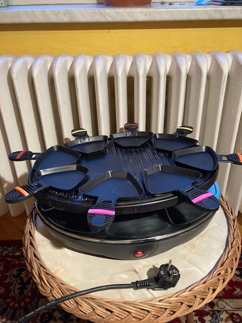 Elektrický gril stolní na raclette