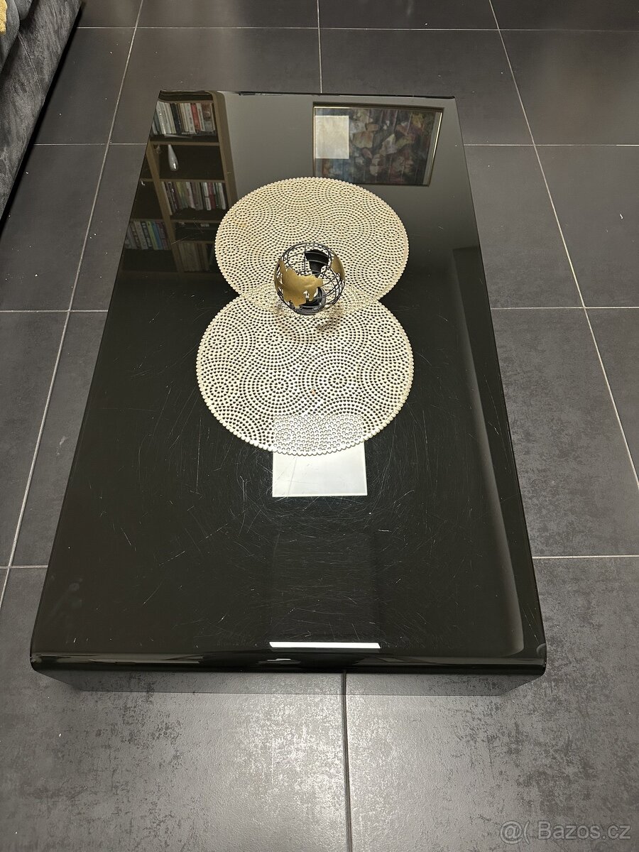 Černý skleněný konferenční stolek 130 x 70 cm