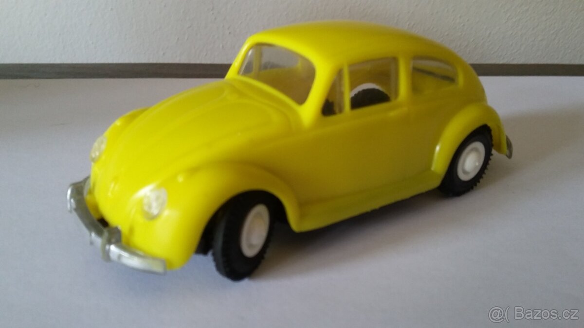 Stará hračka VW brouk KDN 1974