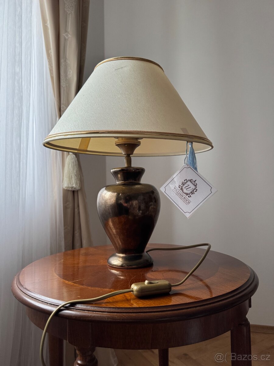 Stolní lampa s bronzovým vzhledem a béžovým stínidlem se zla
