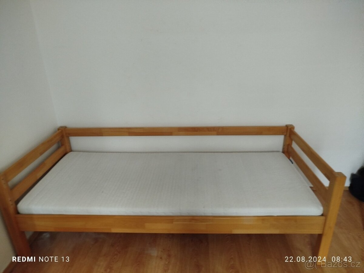 Postel s matrací