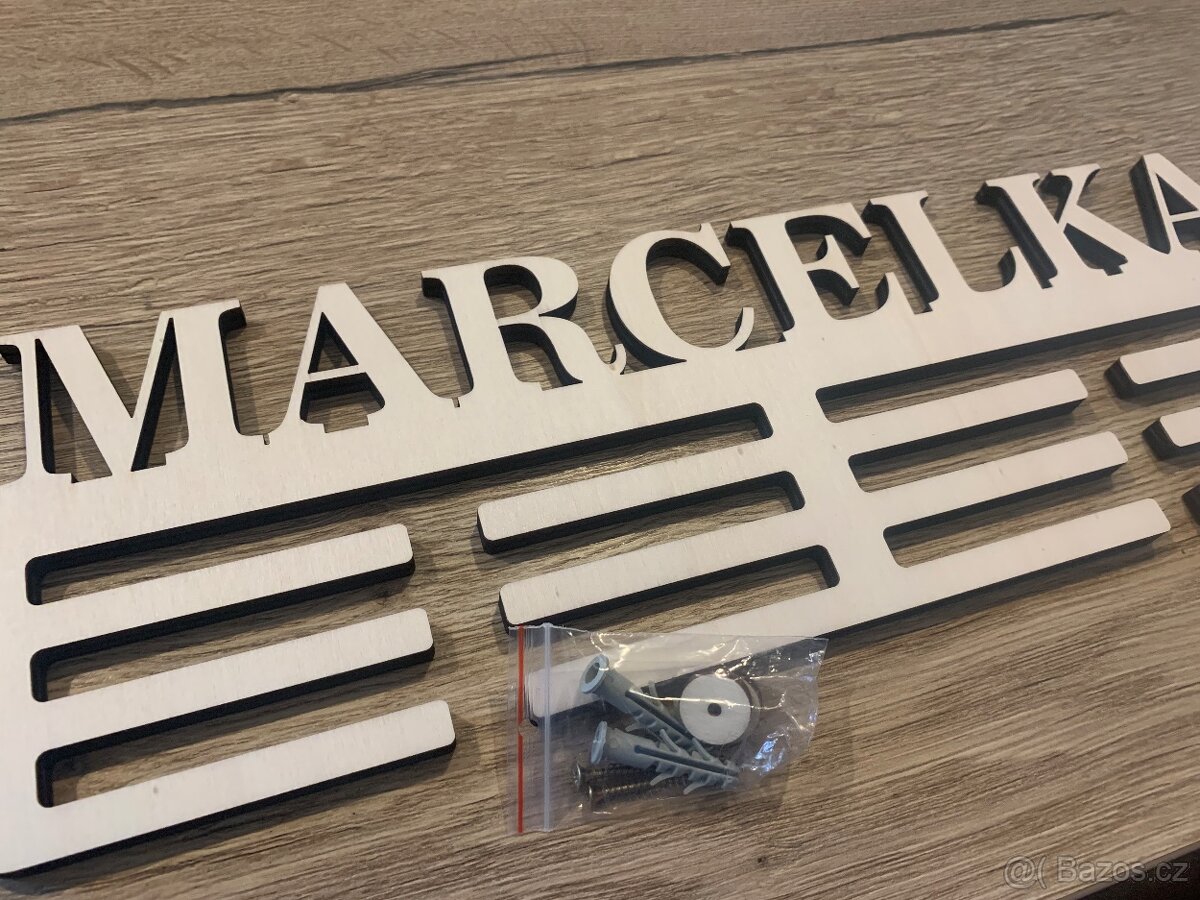 Dřevěný věšák na medaile Marcelka