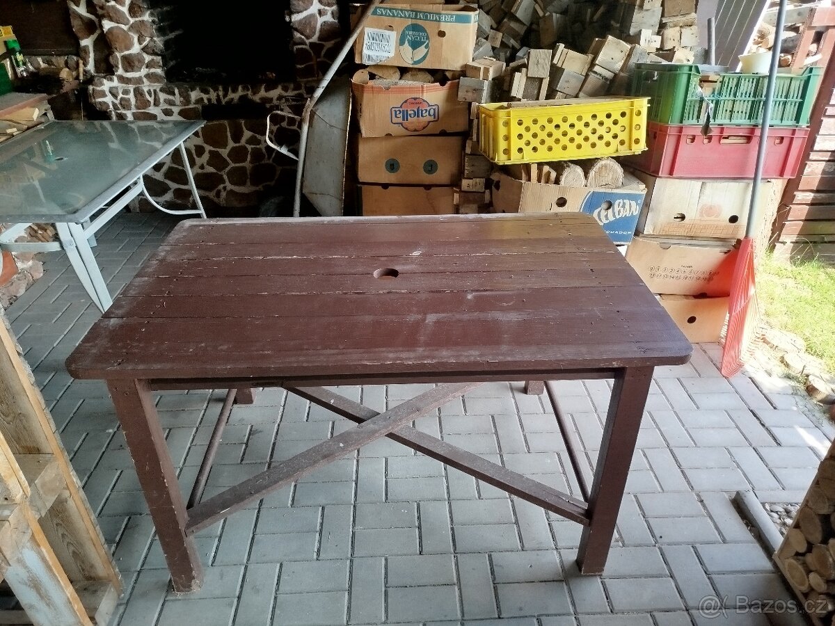 Stůl s dírou na slunečník