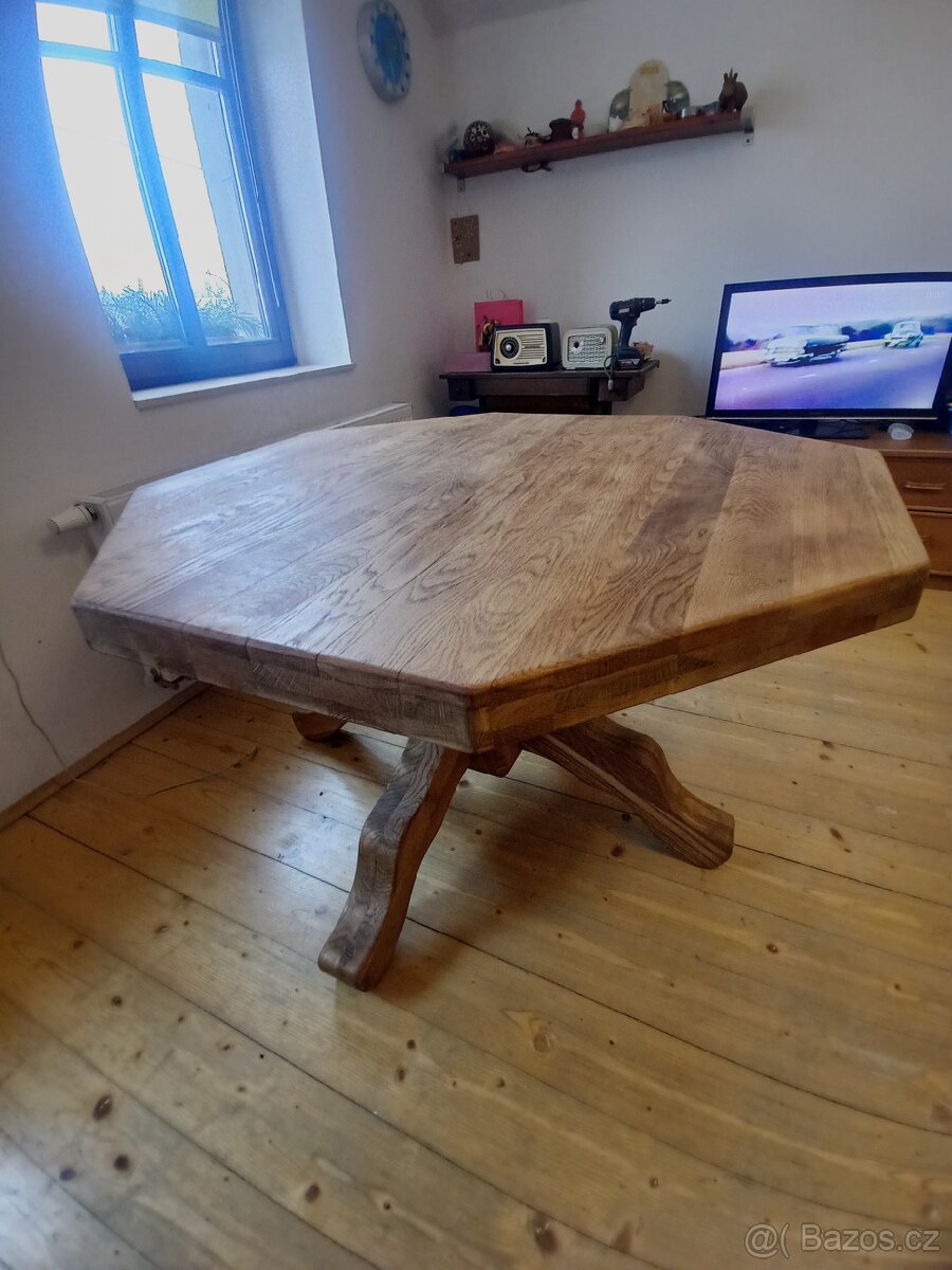 Dubový masivní jídelní stůl