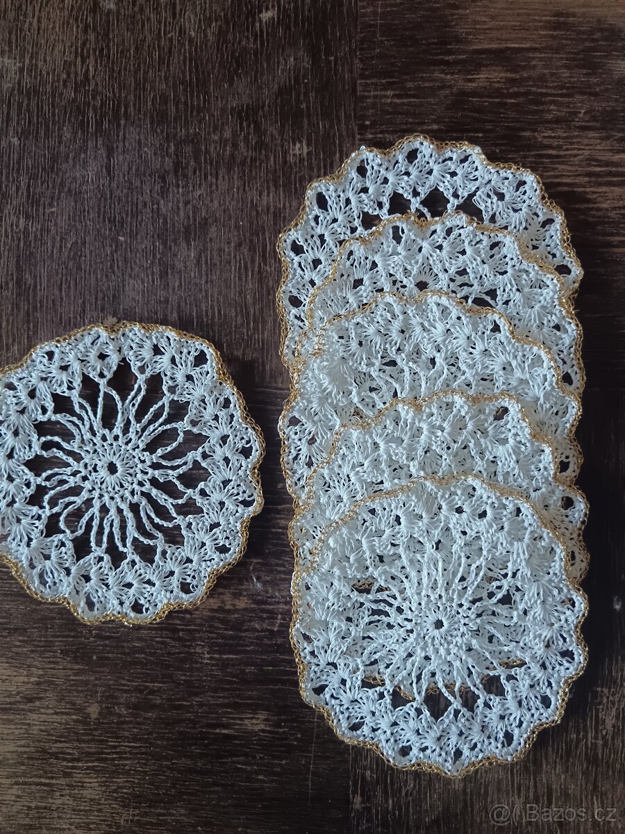 Prostírání  pod šálky//