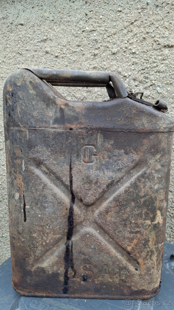 Starý vojenský U.S.A. kanystr