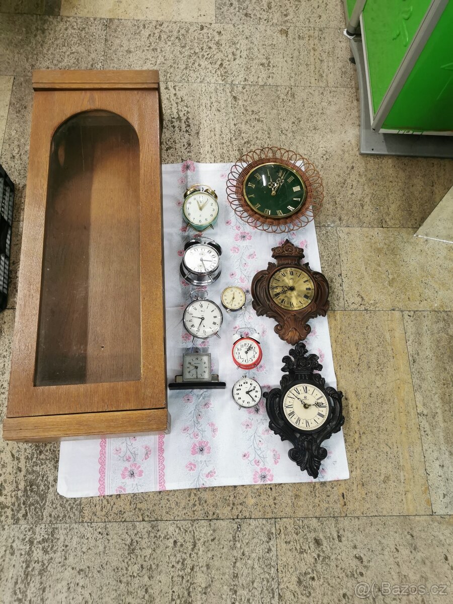 Staré mechanické budíky, nástěnné hodiny.