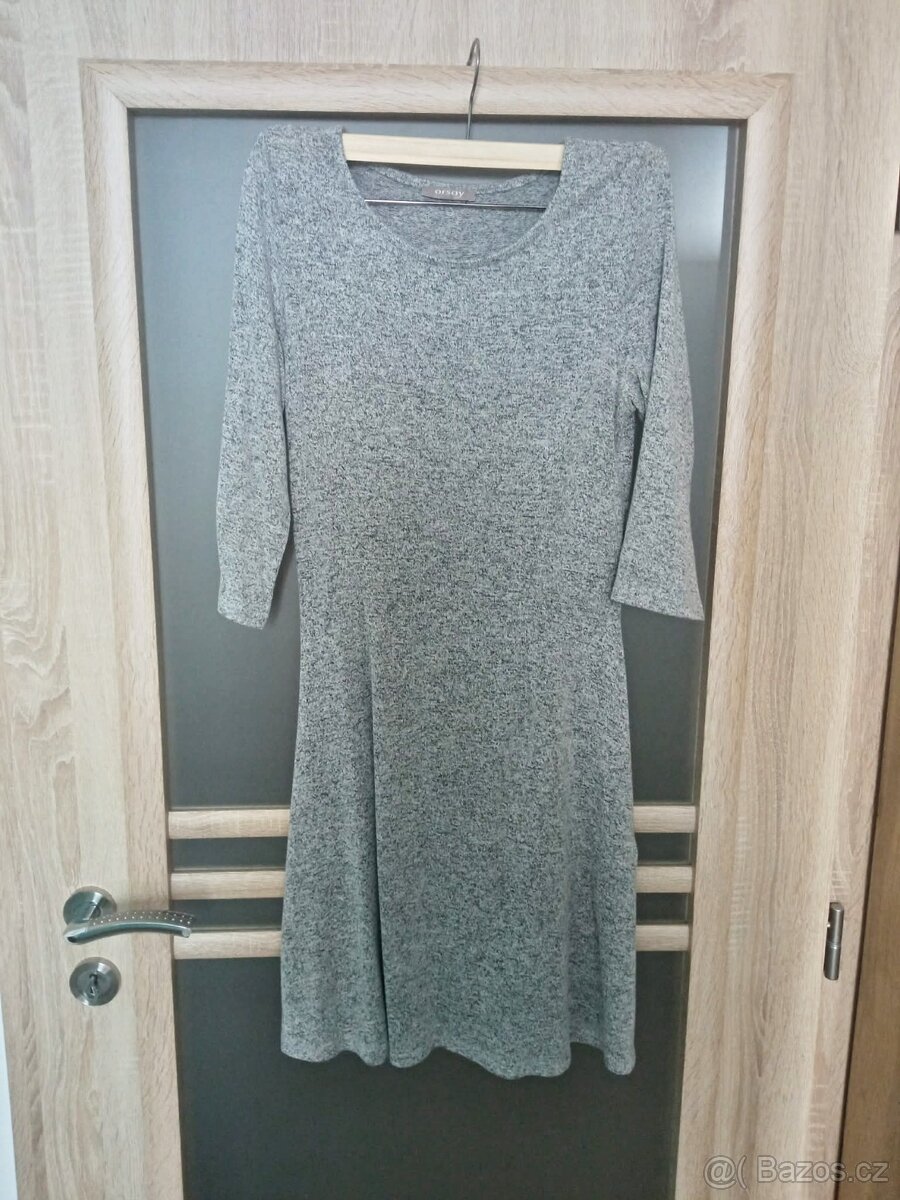 Šedé šaty Orsay
