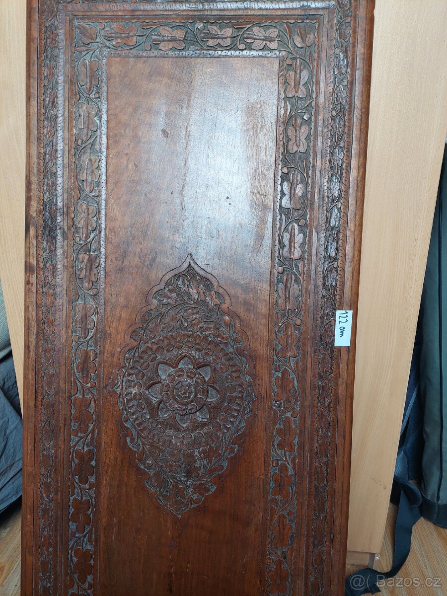 Ručně vyřezavany stolek