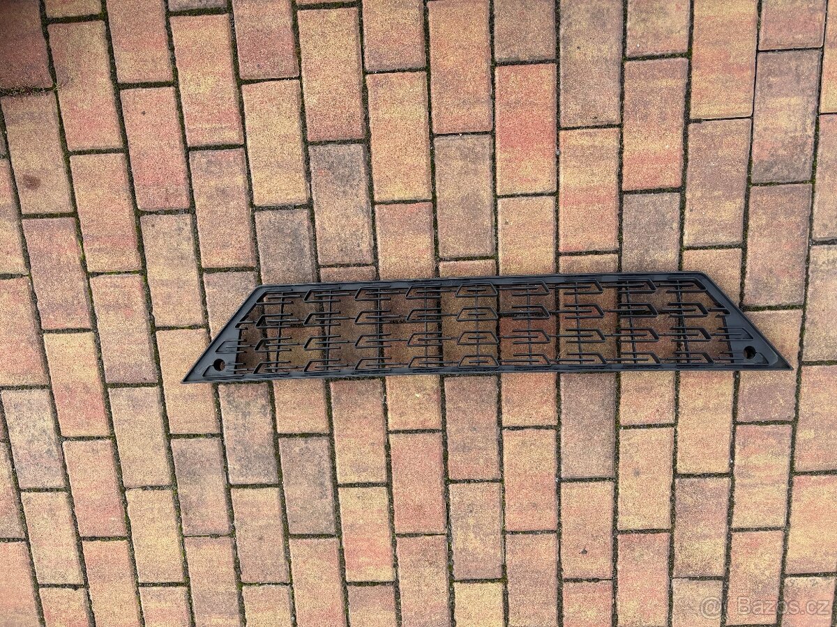 Mřížka nárazníku leon