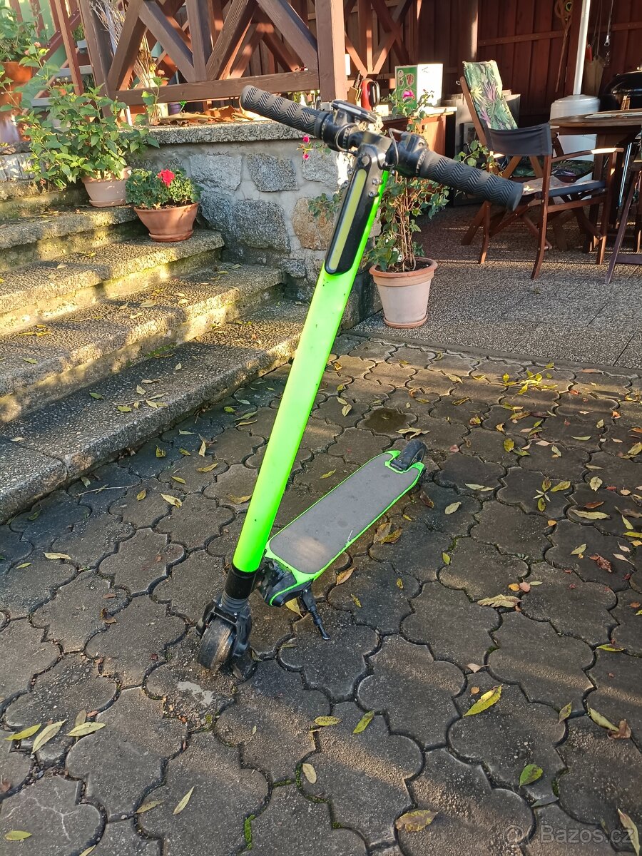 Elektrická koloběžka carbon zelená