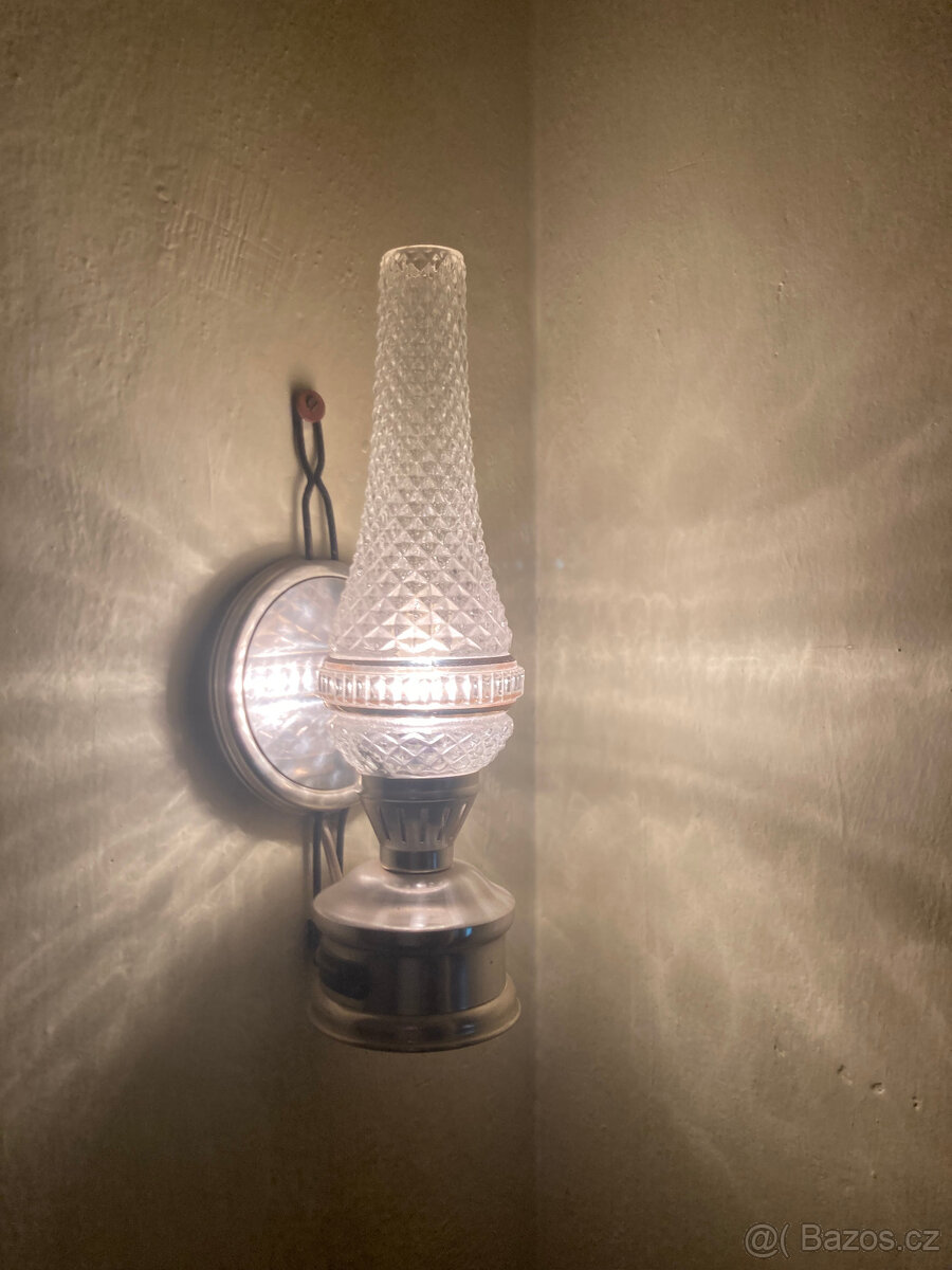 Skleněný lustr, petrolejová lampa