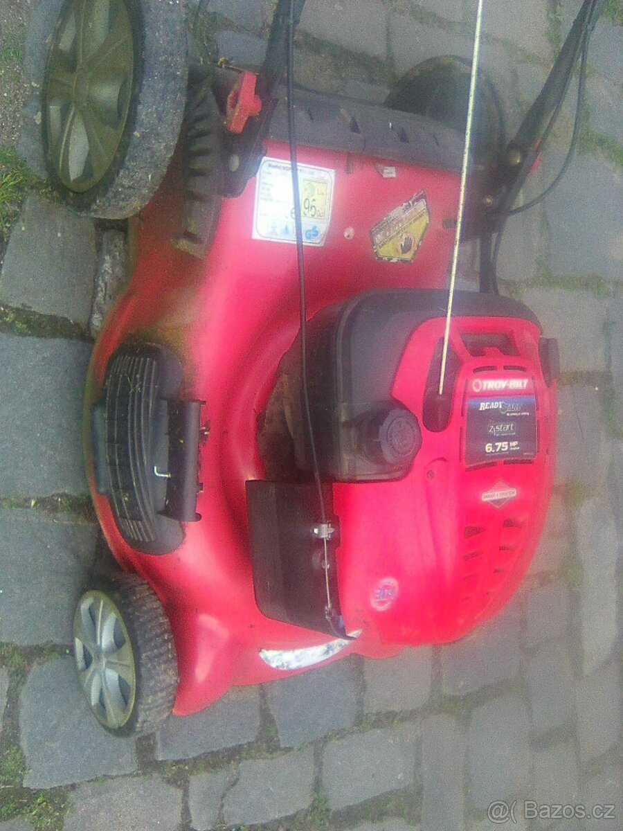 Benzínová sekačka s pojezdem