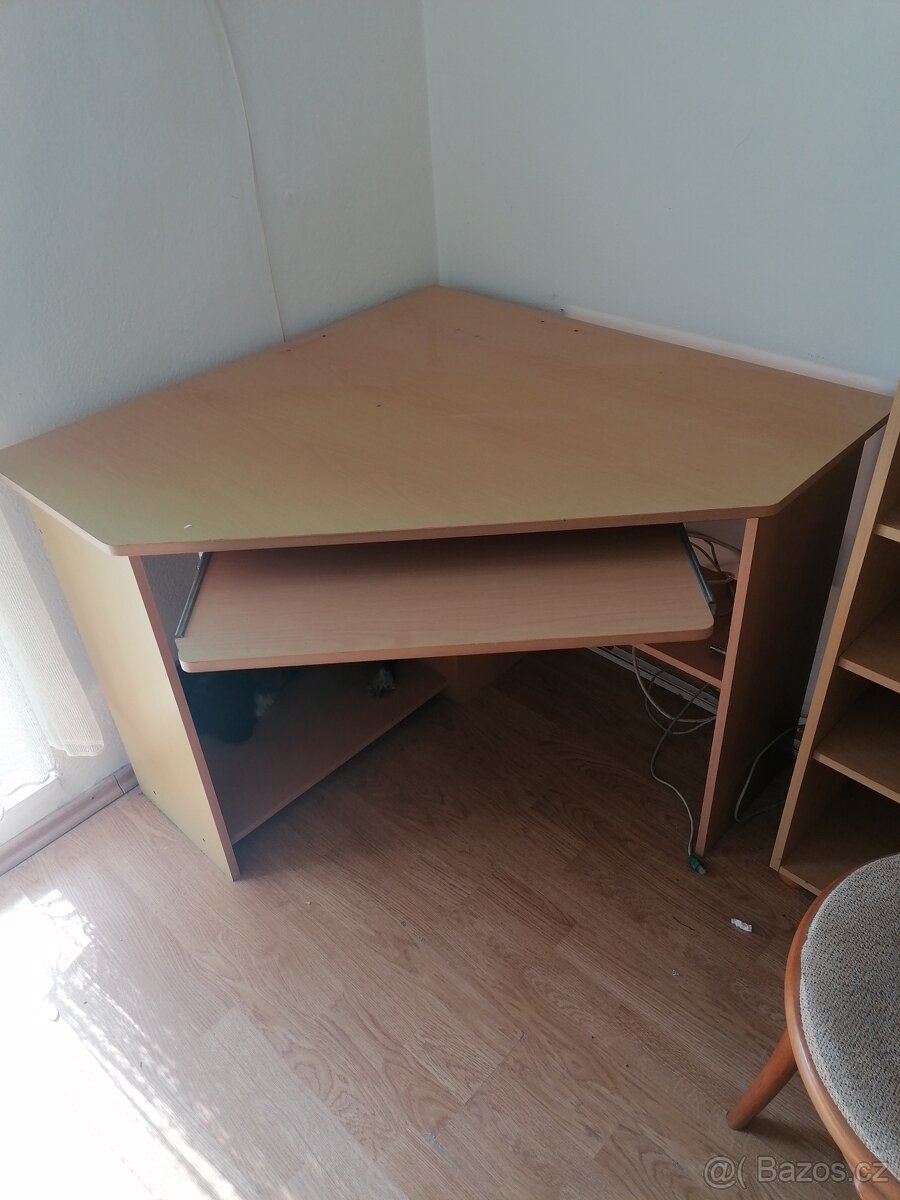 Rohový psací stůl