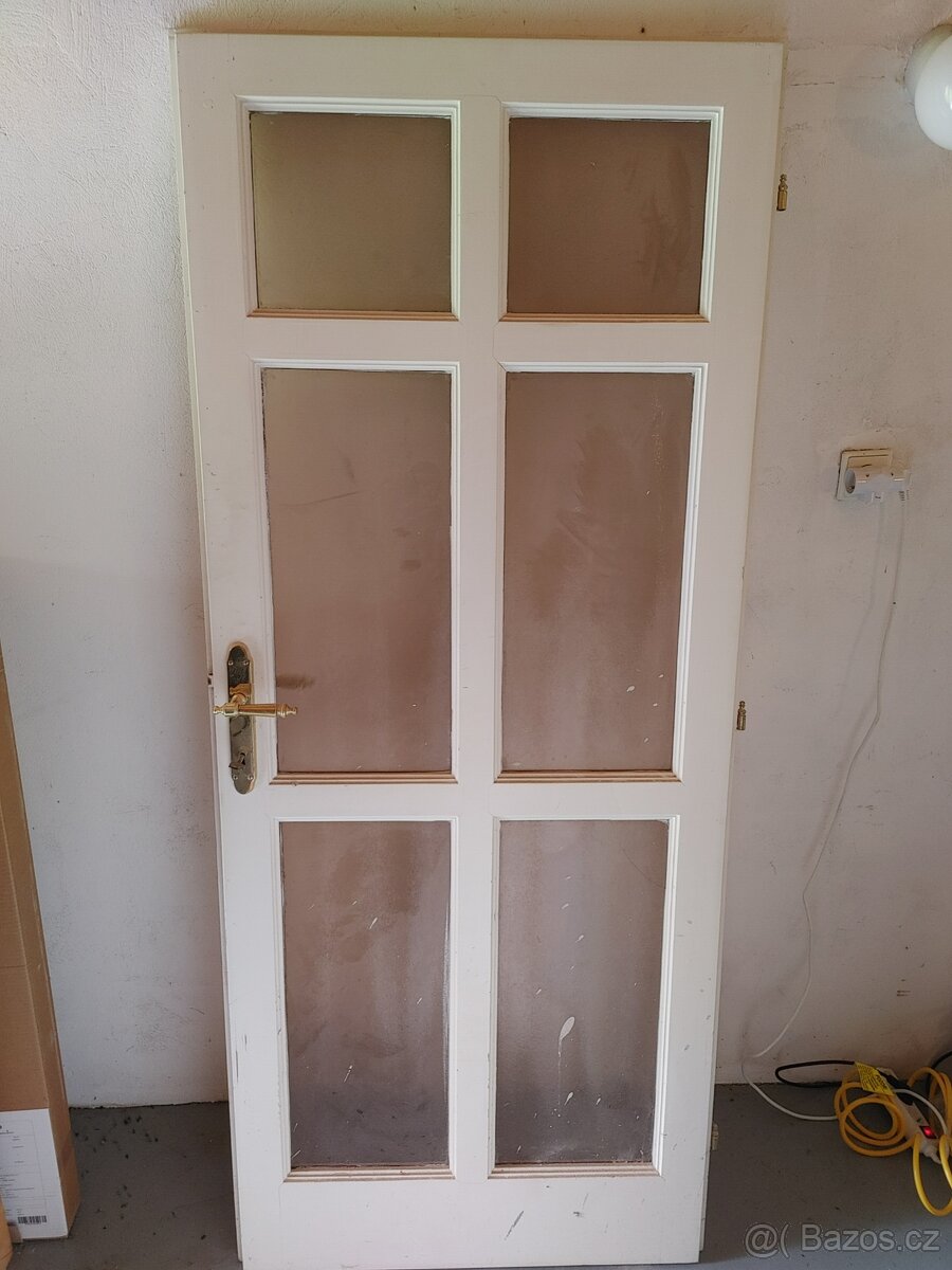 Starší masivní dveře bílé prosklené 80 × 196 cm levé klíčem