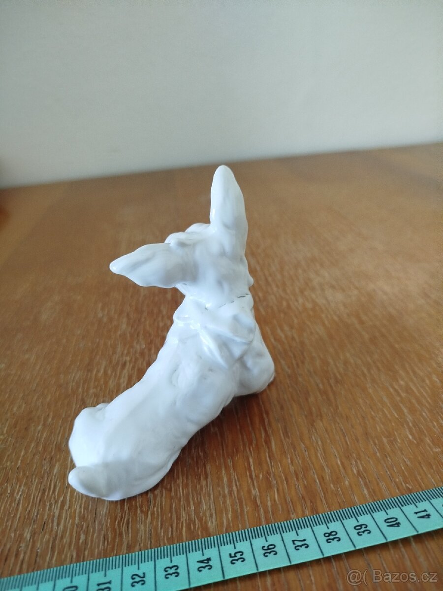 Porcelánové sošky psů z bílého porcelánu
