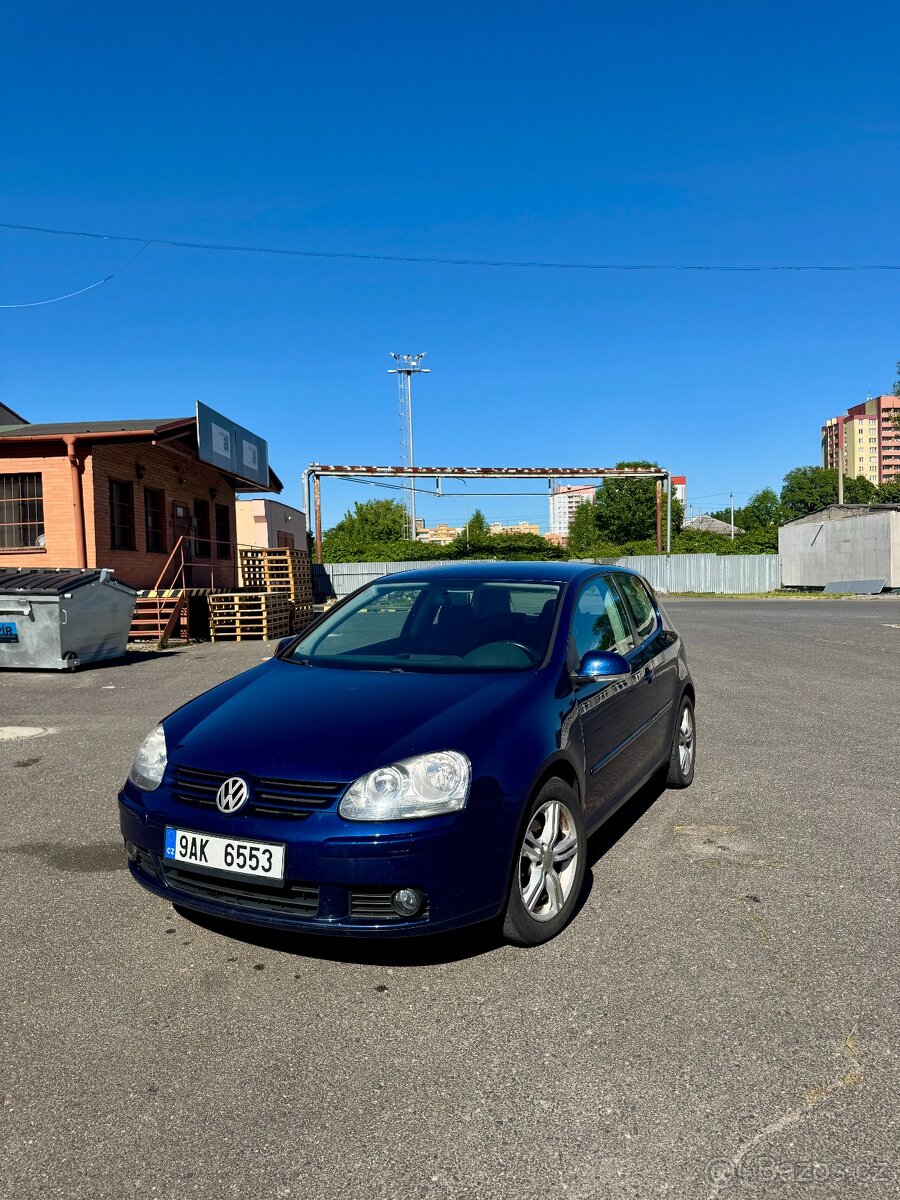 Volkswagen Golf 5 2007 1.6i - servisováno + zimní sada