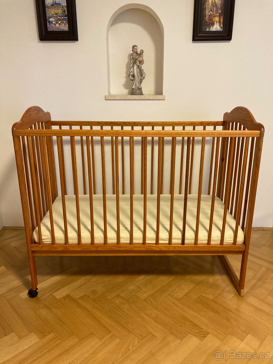 Dětská postýlka ze dřeva