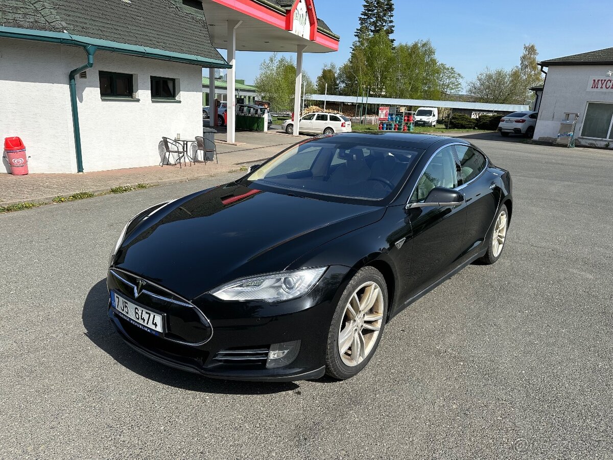 Tesla Model S P85 (2014) nabíjení zdarma