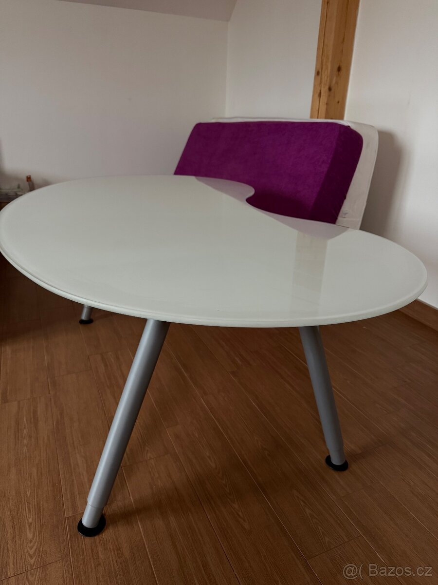 Polohovatelný multifunkční psací stůl