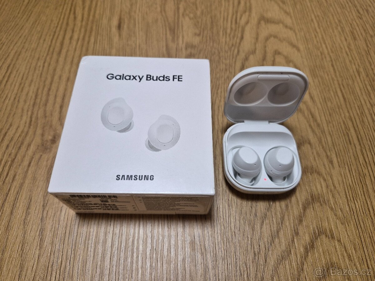 Bezdrátová sluchátka Samsung Galaxy Buds FE v bílém proveden
