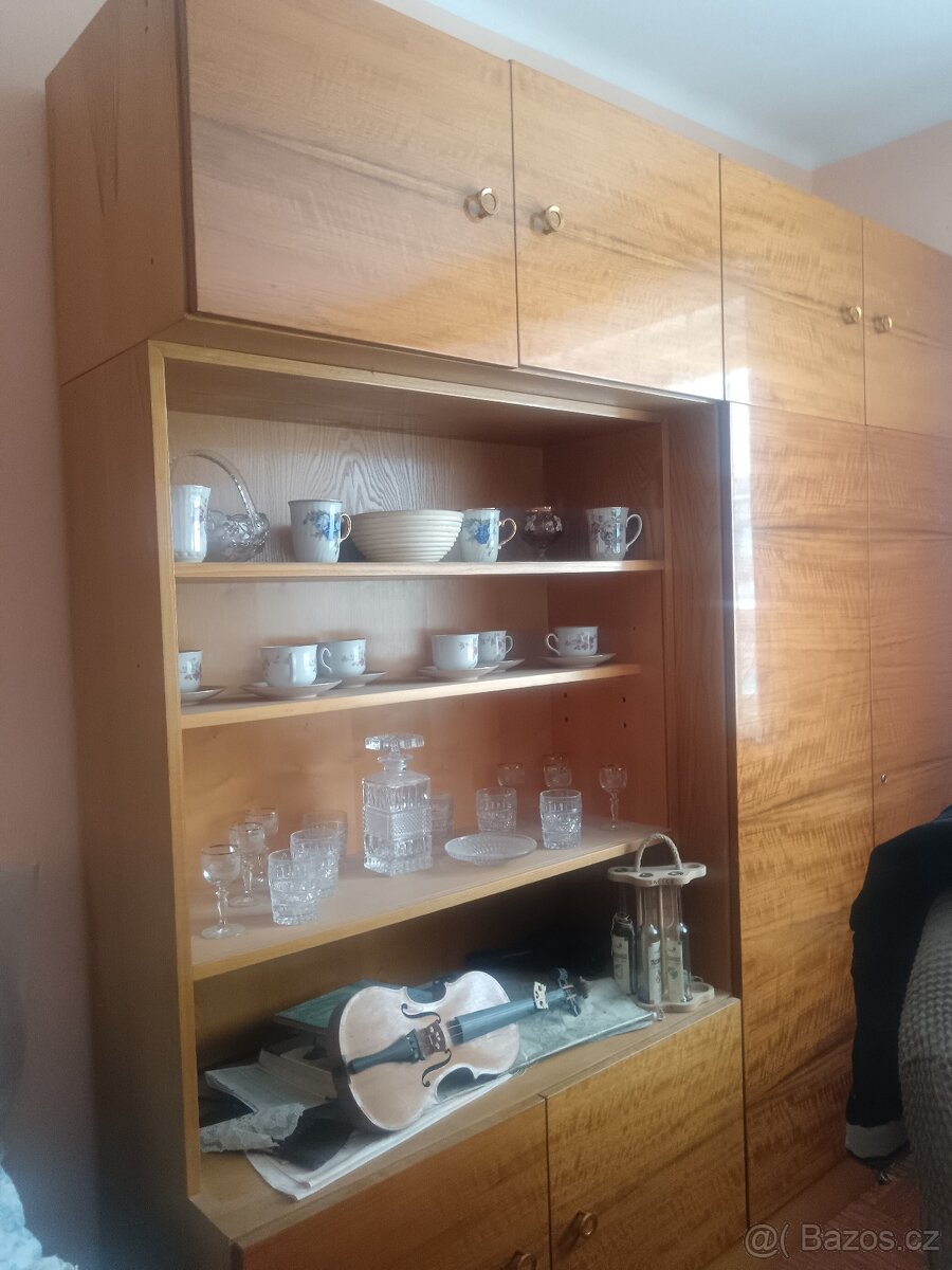 Starší obývací stěna