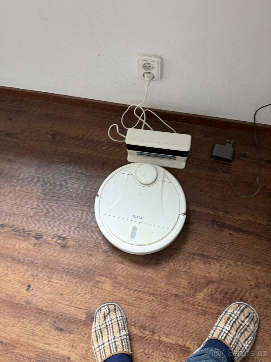 robotický vysavač tesla robostar iQ 500