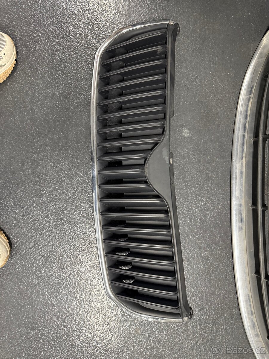 Přední mřížka nárazníku Škoda Superb II – výborný stav