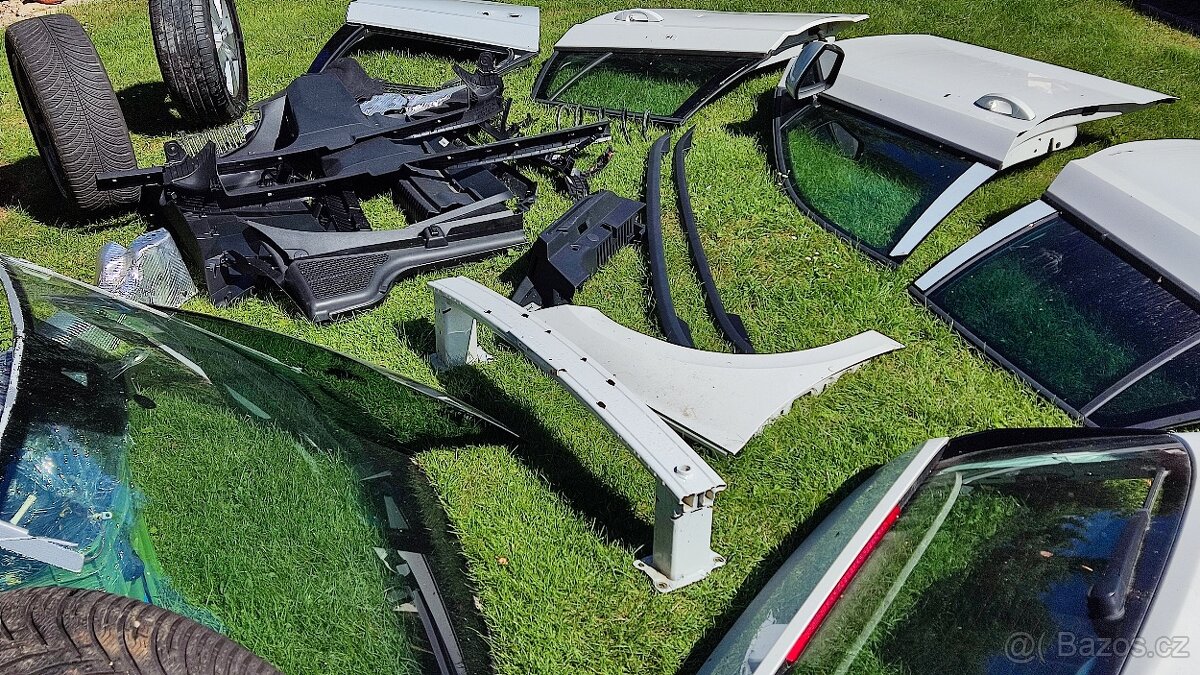 Prodám Přední sklo 658845011 C VAG ORIGINÁL a zadní 5DV