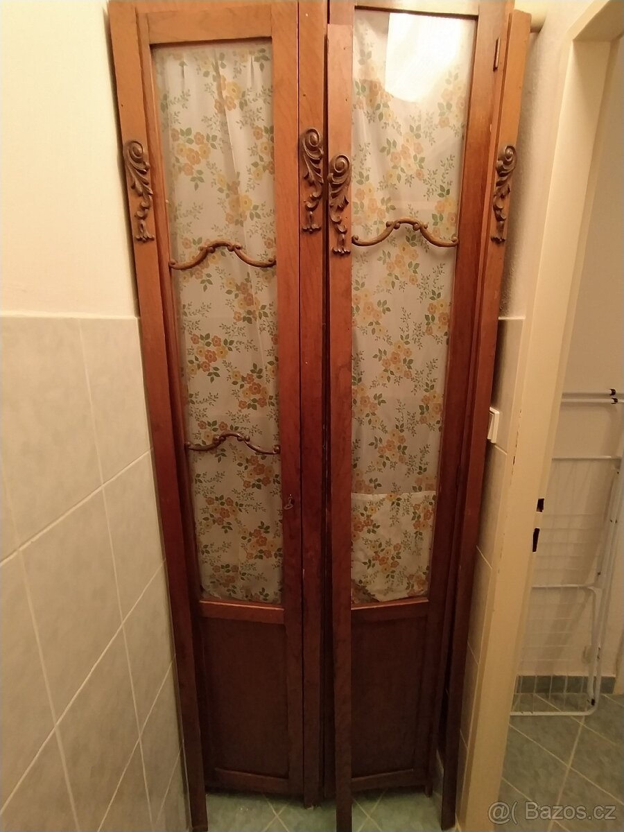 Starožitná okrasná skříňka - prosklená