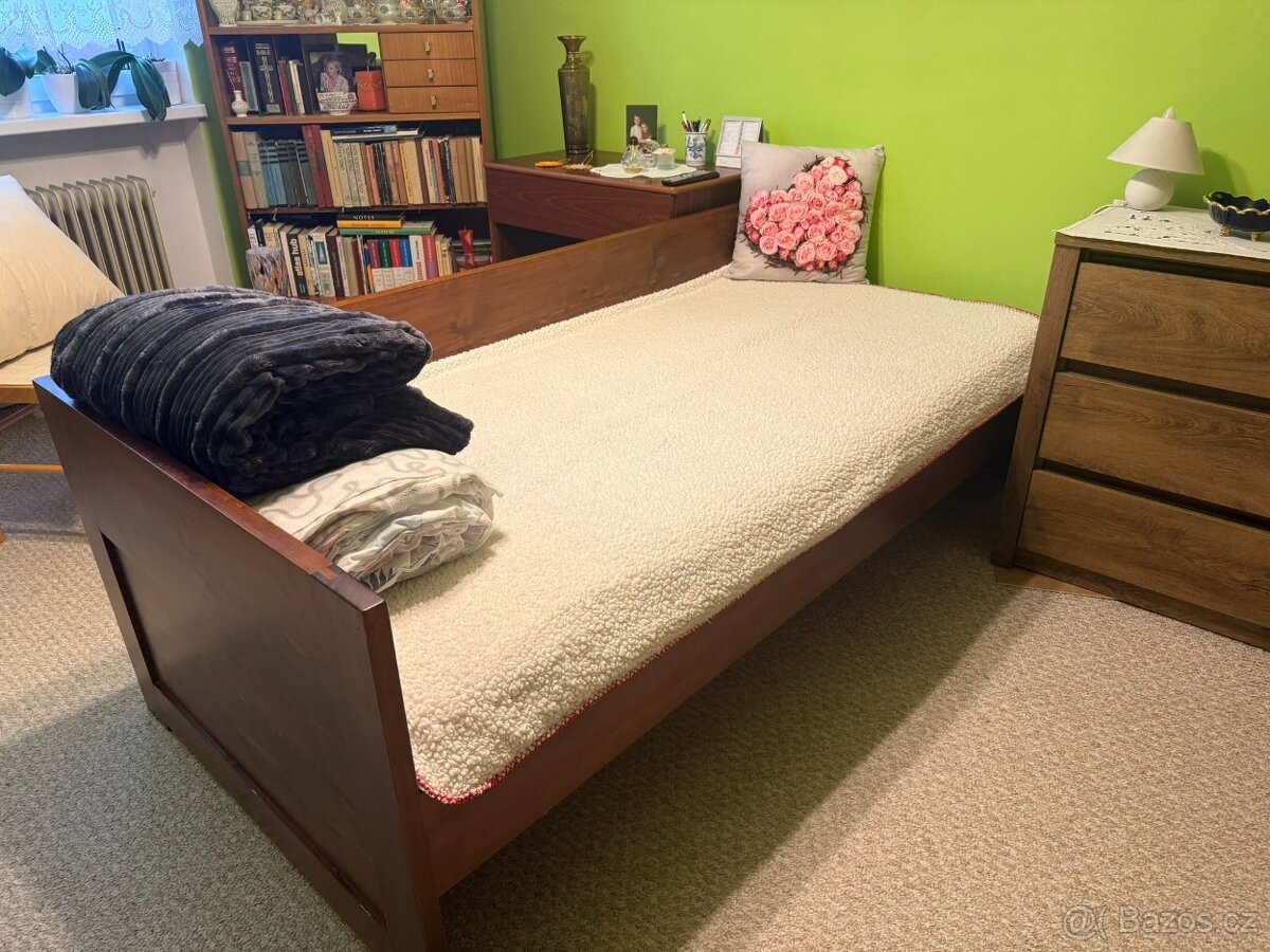 postel z masivního dřeva